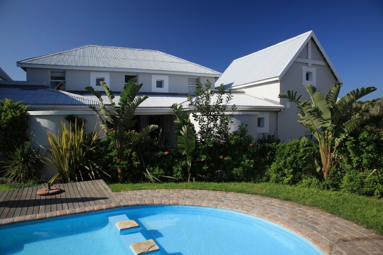 Communal swimming pool Club Break 768x511